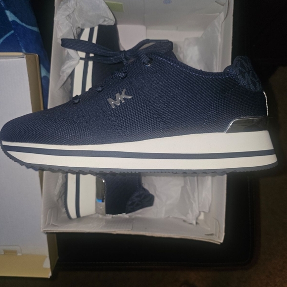 Womens Michael kors shoes - Picture 2 of 2